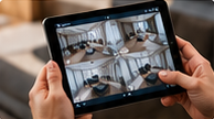 İç mekân kamera görüntülerini tablette inceleyen eller